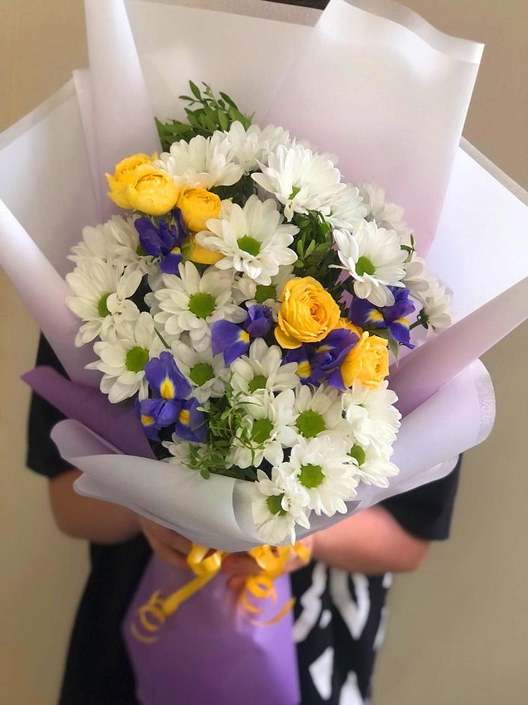 Букет цветов из: Ирисы, Хризантемы и Розы в Щекино