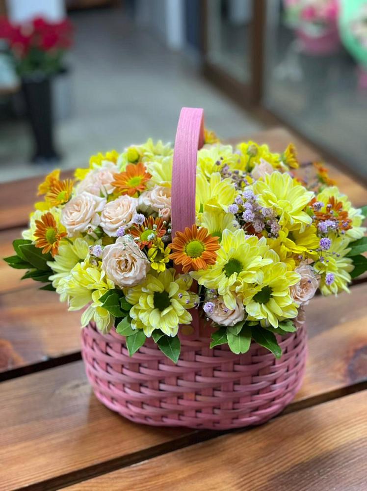 Цветочная композиция из Хризантемы и Розы в корзине в Щекино